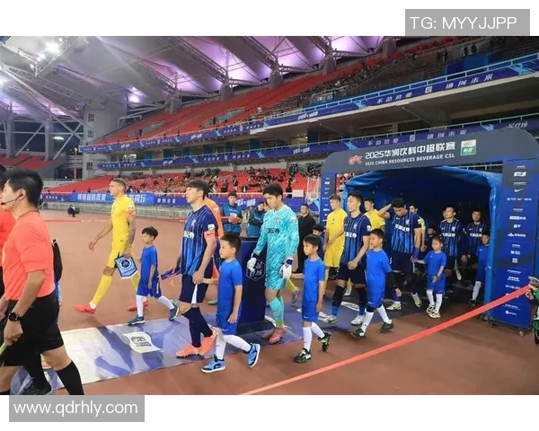 小球童赛场偶遇偶像球星温情互动点燃足球梦想