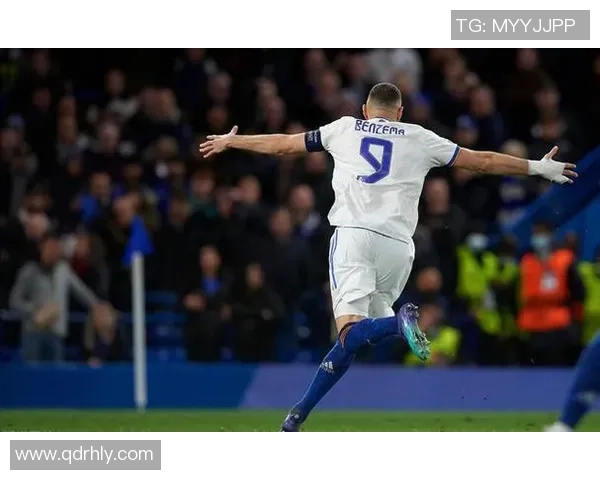 本泽马展现绝佳球技精彩瞬间，足球场上闪耀的锋线之星