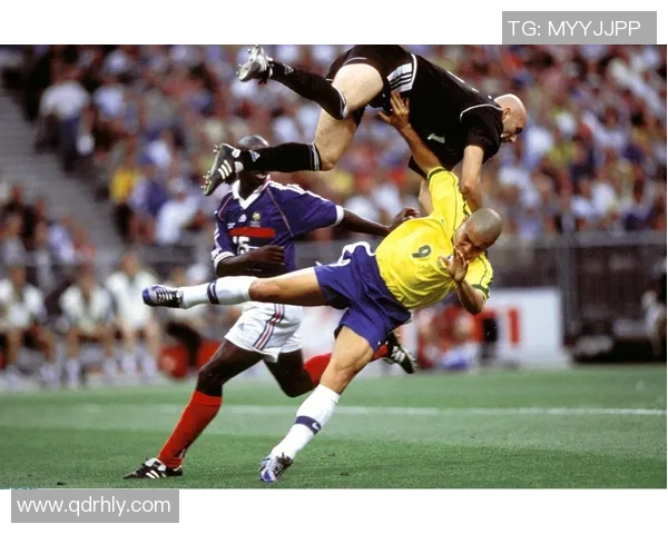 深度解读当代足球巨星成长轨迹与竞技风格全面剖析