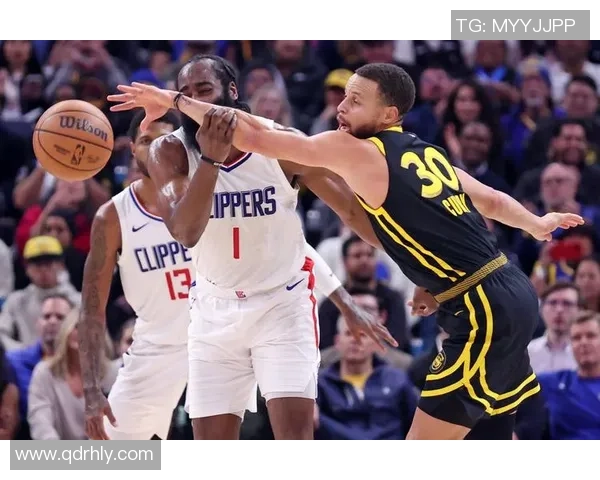 球星对抗赛引爆激情 球场内外的巅峰冲突与精彩瞬间