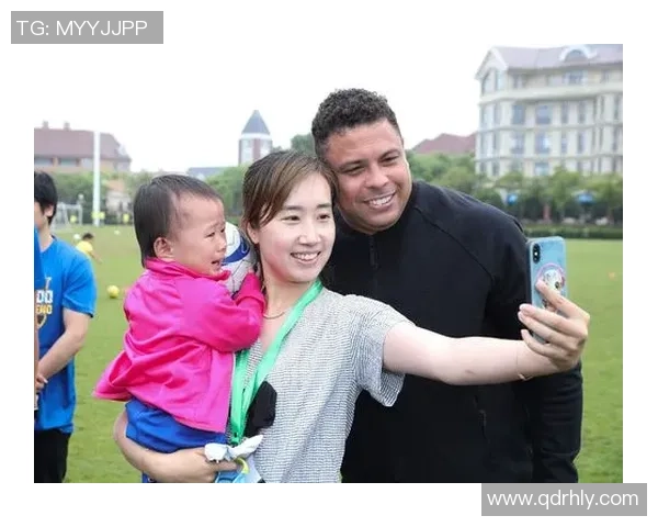 足球明星与小球迷温情互动感动全场的视频让你心暖如春